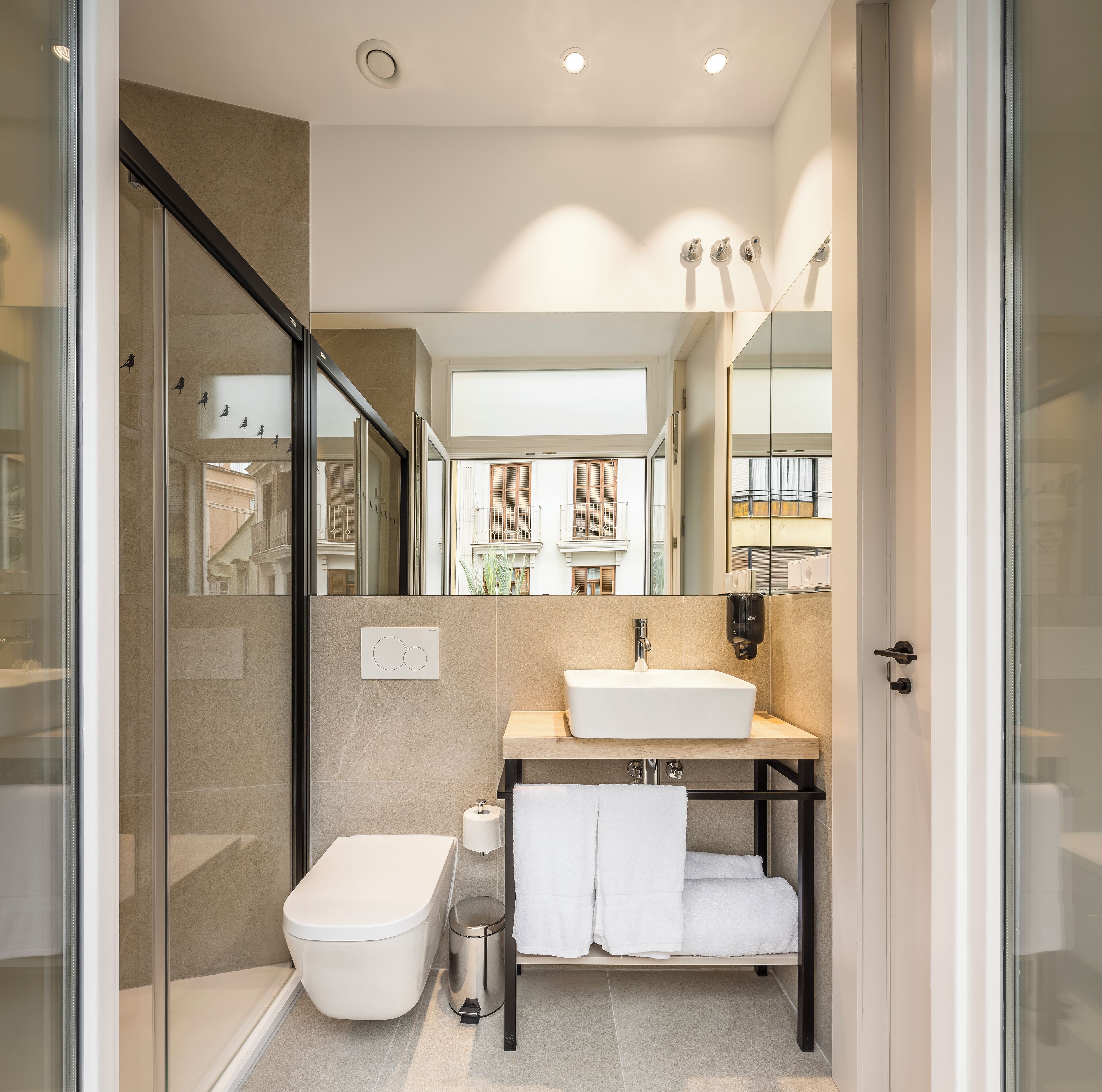 Standaard loft, 1 queensize bed, balkon, uitzicht op de stad | Badkamer | Een douche, een haardroger, handdoeken, zeep