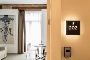 Superior Loft, 1 Queen Bed with Sofa bed, Balcony, City View | Lobby - Mon Suites Benlliure (Valencia)