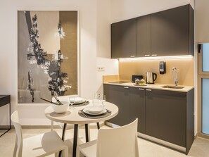 Loft Supérieur, 1 grand lit et 1 canapé-lit, balcon, vue ville | Coffres-forts dans les chambres, rideaux occultants, Wi-Fi gratuit