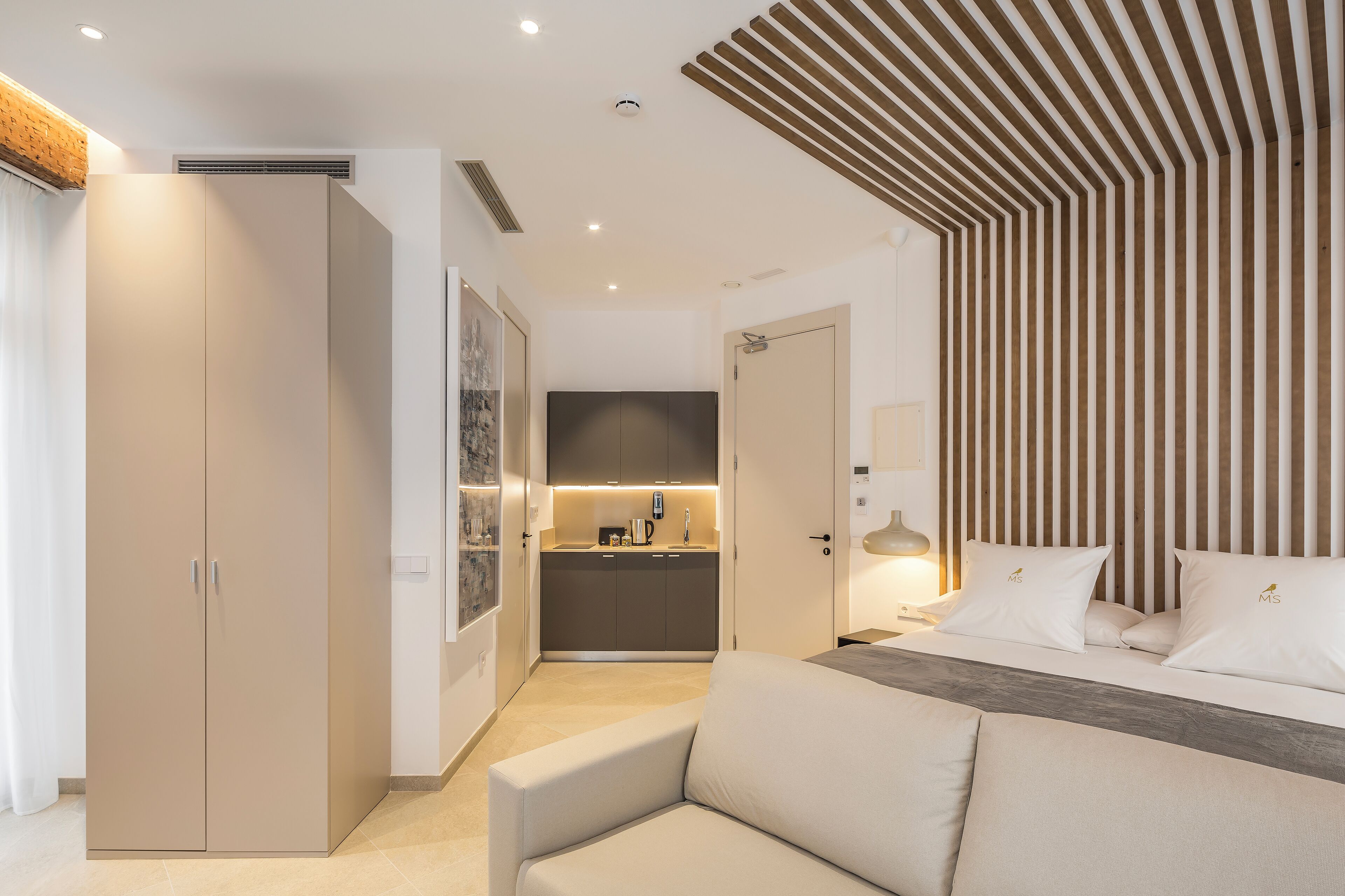 Loft superior, 1 cama de matrimonio con sofá cama, balcón, vistas a la ciudad | Caja fuerte, cortinas opacas, wifi gratis y ropa de cama