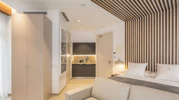 Loft superior, 1 cama de matrimonio con sofá cama, balcón, vistas a la ciudad | Caja fuerte, cortinas opacas, wifi gratis y ropa de cama