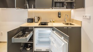 Fridge, microwave, oven, stovetop - Mon Suites Benlliure (Valencia)