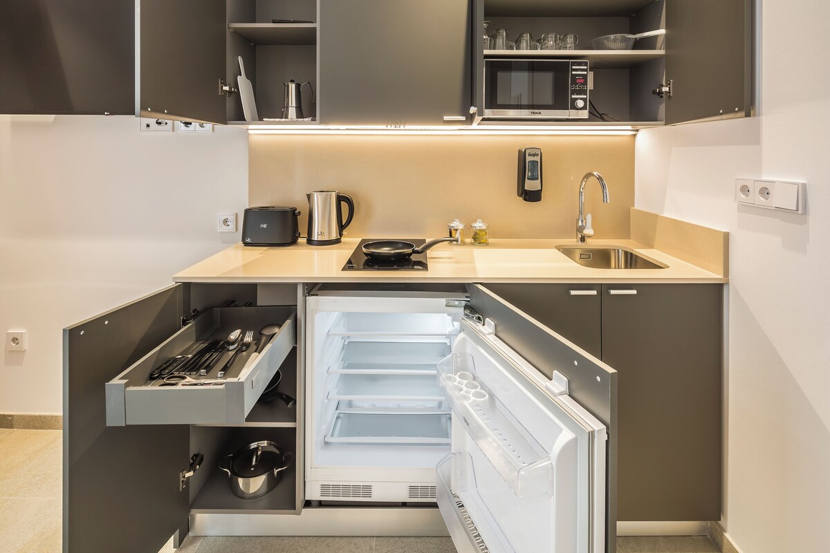 Refrigerador, microondas, horno, placa de cocina