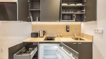 Frigorífico, microondas, horno y placa de cocina