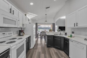 Frigorífico, microondas, horno y placa de cocina