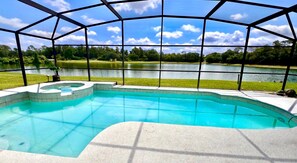 Una piscina al aire libre, una piscina climatizada