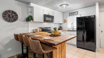 Condo, 1 Queen Bed (Kailua Village#201) | Private kitchen | Paper towels