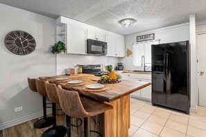 Condo, 1 Queen Bed (Kailua Village#201) | Private kitchen | Paper towels - Kailua Village#201 (Kailua-Kona)