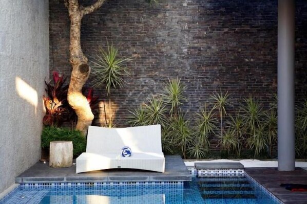 สระว่ายน้ำกลางแจ้ง