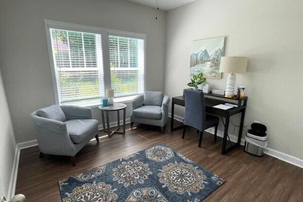 Living area - Cozy Lakeside Home – Perfect for US Open Guests! (Fayetteville)