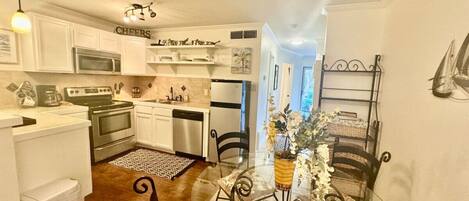 Microondas, parrilla de estufa, lavavajillas y cafetera y tetera