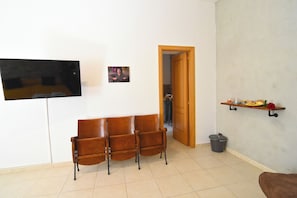 Interior - Miniapartment - central: Cinema (Napoli)
