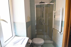 Dutxa, assecador de cabells, bidet i tovalloles