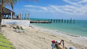 Chaises longues, serviettes de plage