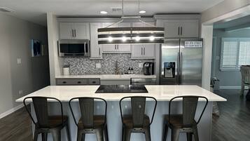 Réfrigérateur, micro-ondes, four, plaque de cuisson