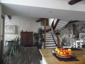 Dining - Large house at the foot of the mountains (Villeneuve-d'Olmes)