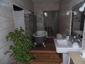 Doccia, asciugacapelli, bidet, asciugamani