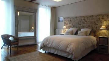 3 chambres, fer et planche à repasser, Wi-Fi, draps fournis