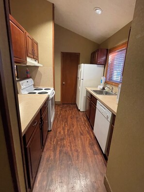 Private kitchen - Our vintage casual villas are located in the scenic Pocono Mountains. (Lake Harmony)