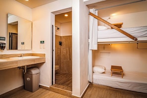 Dormitorio compartido estándar | Ropa de cama y acceso para silla de ruedas 