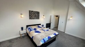 4 室のベッドルーム、アイロン / アイロン台、WiFi、ベッドシーツ