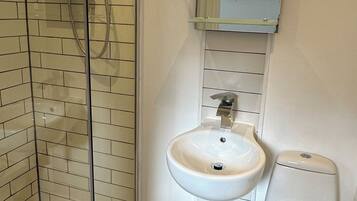 Douche, serviettes fournies, savon, shampoing