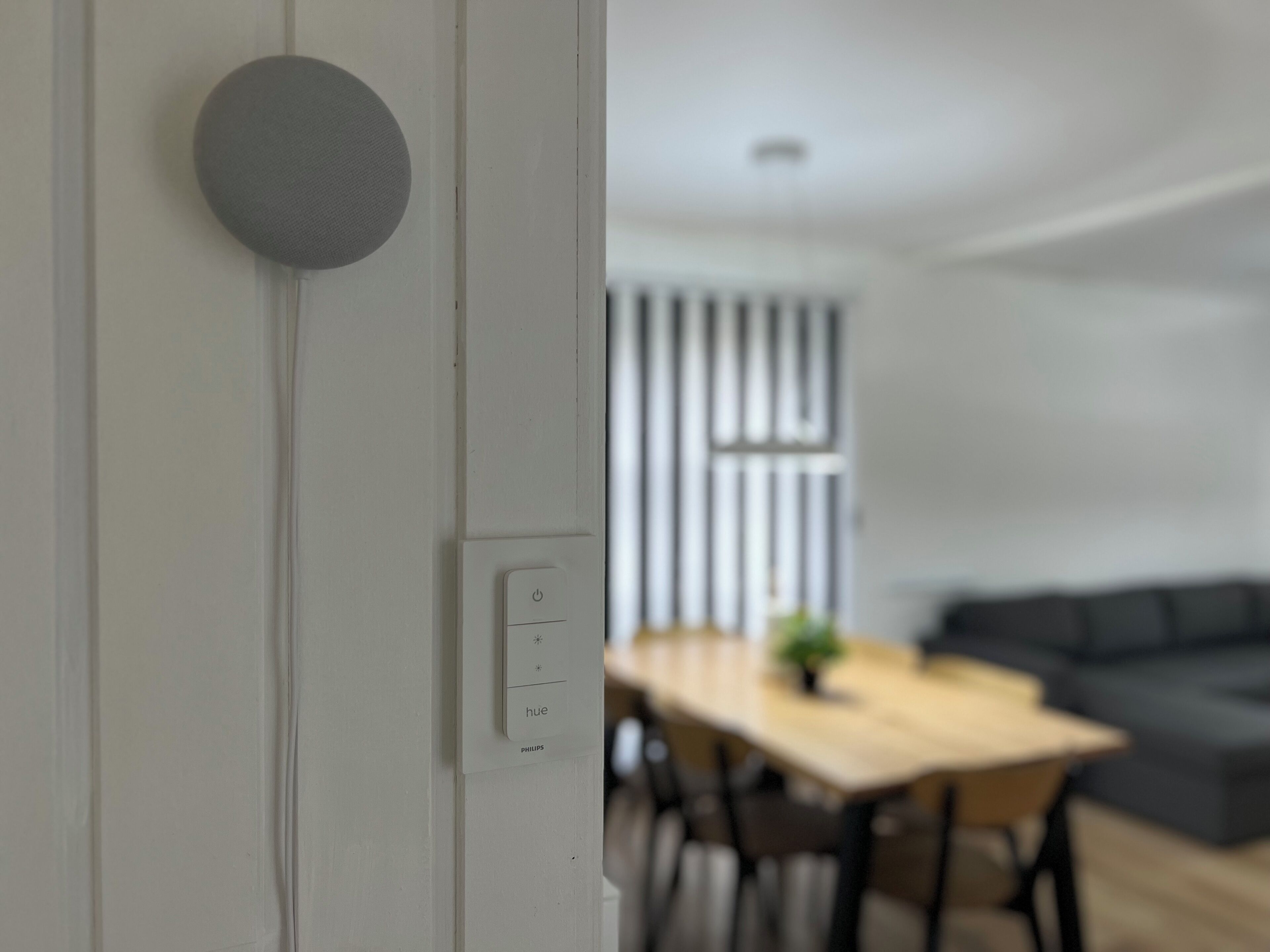 Un interior moderno con una puerta blanca, un interruptor de luz y un enchufe visible.