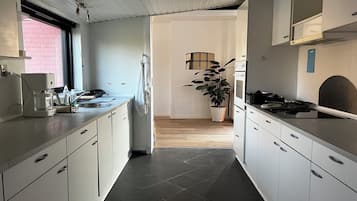 Køleskab, mikrobølgeovn, ovn, kogeplade
