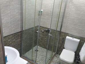 Ducha, artículos de tocador gratuitos, secador de pelo, batas