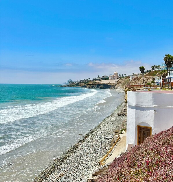 Accommodatie ligt op het strand, ligstoelen, strandlakens