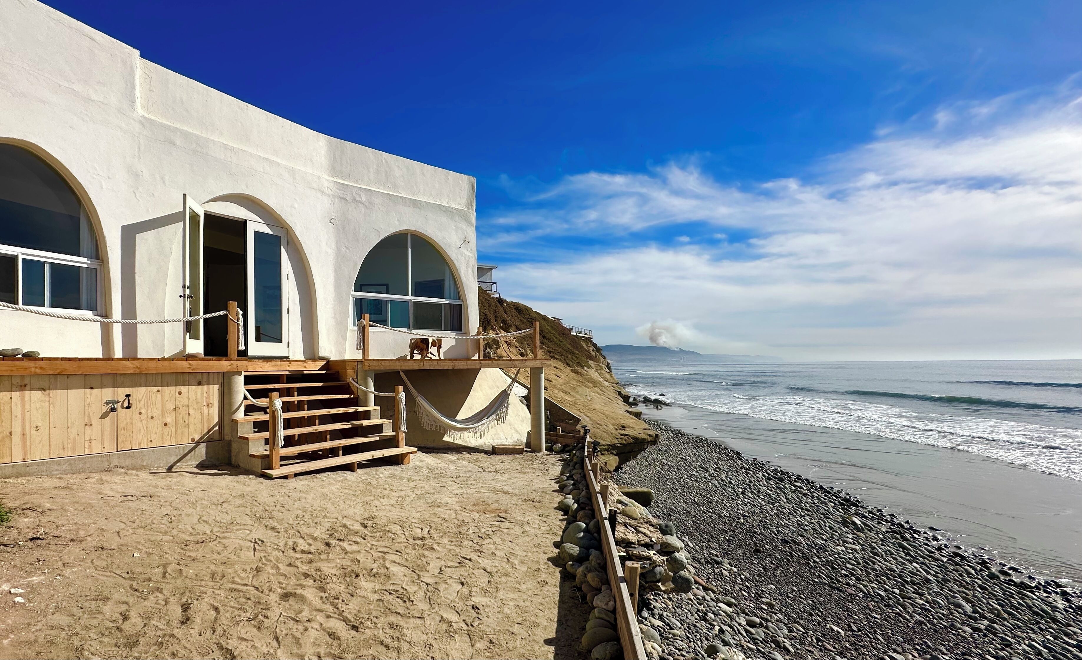 En la playa, sillas reclinables de playa, toallas de playa