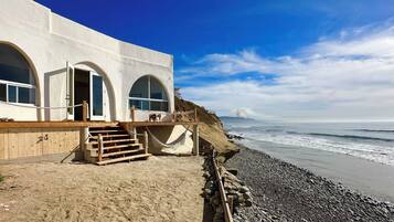 En la playa, sillas reclinables de playa, toallas de playa