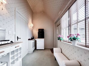 Unclassified image, 2 of 21, button