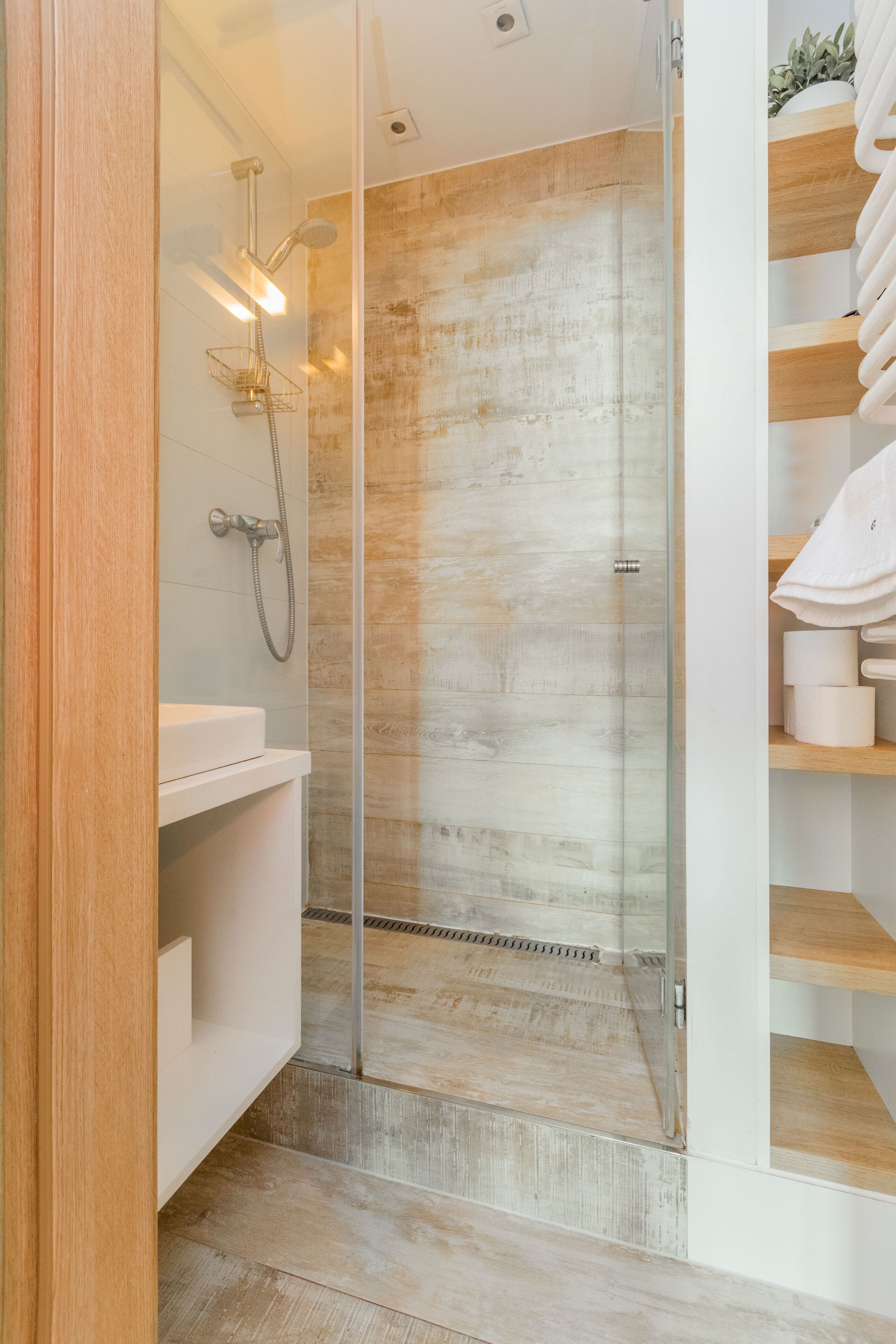 Căn hộ tiện nghi đơn giản, quang cảnh thành phố | Phòng tắm