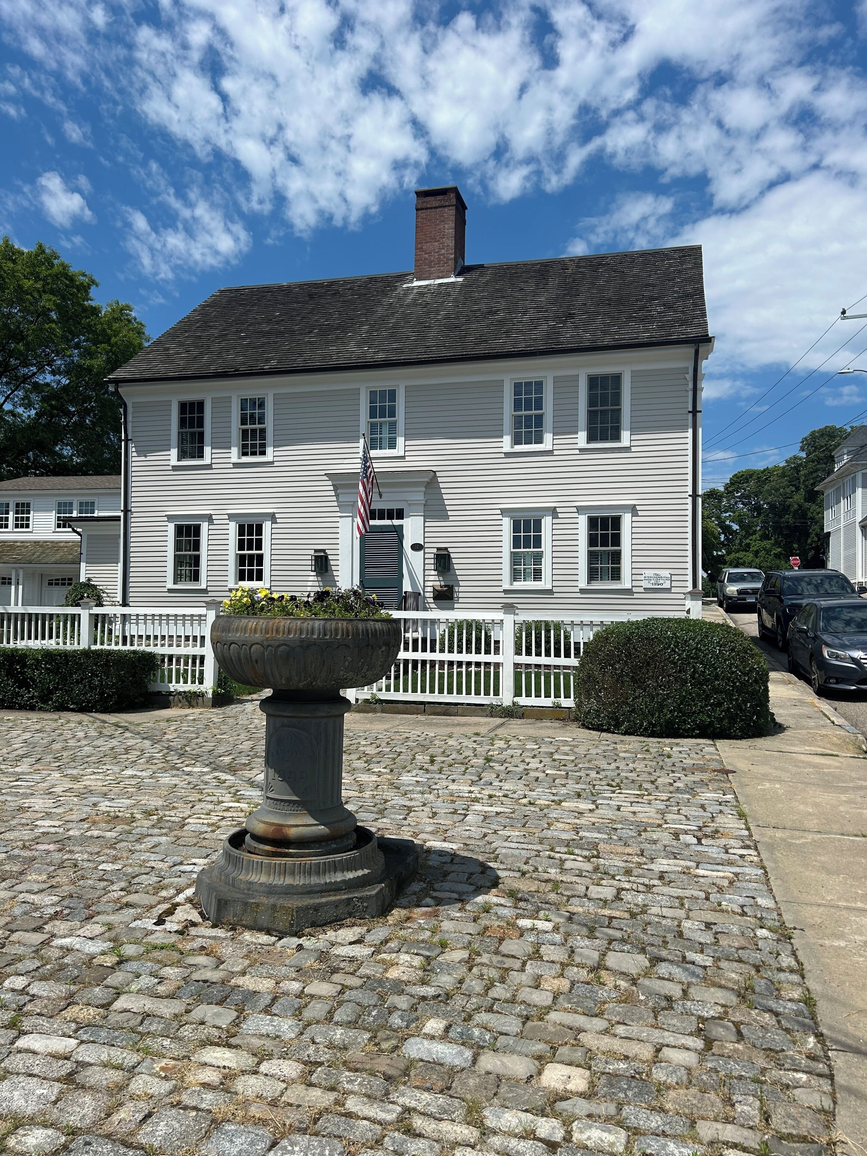 Large historic home in the middle of Stonington Borough walk to everything 