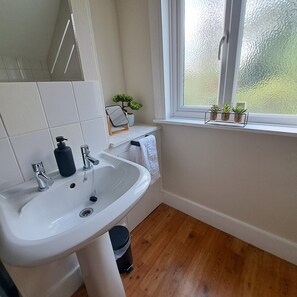 Een haardroger, handdoeken, zeep, shampoo