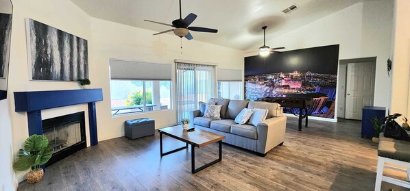 Smart TV, fireplace, foosball, books - Spacious Vegas Home Retreat -Ideal for families & groups. Pets welcome! (North Las Vegas)