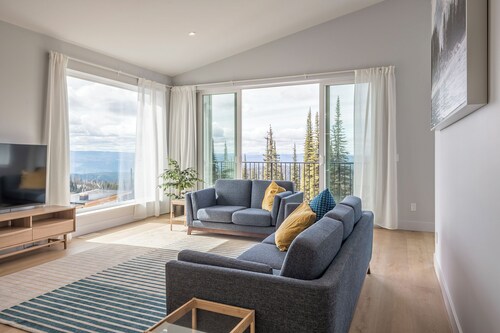 Luxury duplex on The Ridge, incredible views, BBQ, garage for bike storage