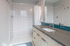 Een douche, een haardroger, handdoeken, zeep