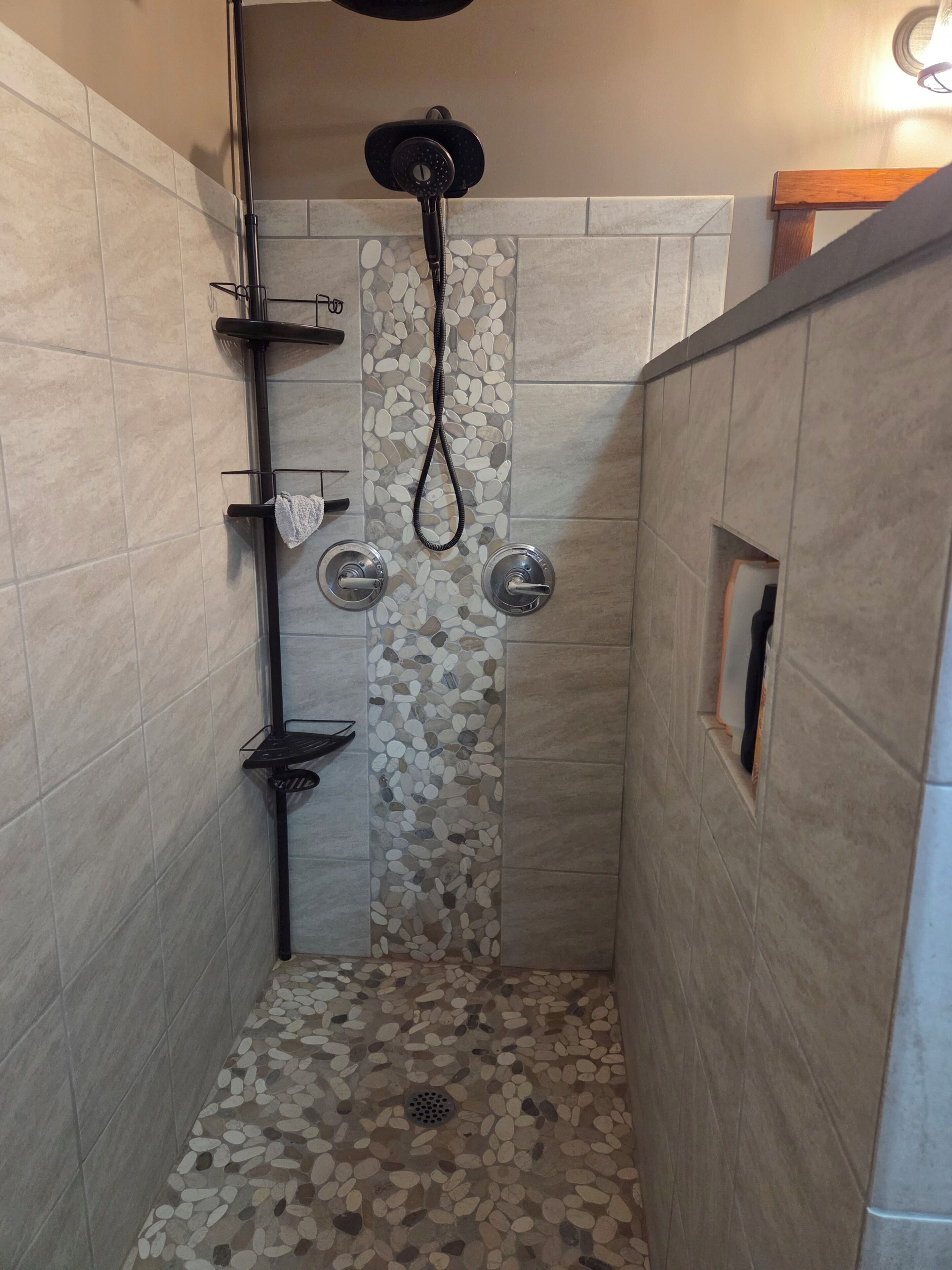 Douche, sèche-cheveux, serviettes fournies, savon