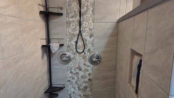 Douche, sĂšche-cheveux, serviettes fournies, savon