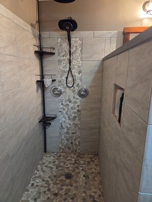 Een douche, een haardroger, handdoeken, zeep
