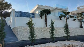 المنشأة من الخارج