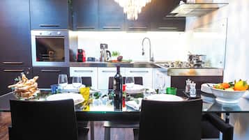Apartamento | Cozinha privada | Máquina de café expresso, chaleira elétrica, mesas de jantar