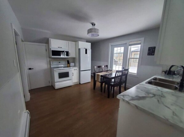 Køleskab, mikrobølgeovn, ovn, kogeplade