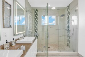 Shower, bidet, towels
