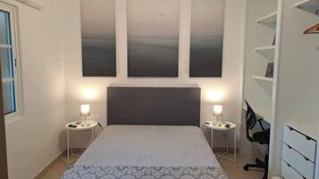 2 bedrooms, desk, WiFi, bed sheets