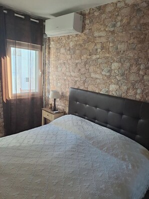 2 bedrooms, desk, WiFi, bed sheets