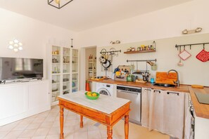 Fridge, oven, stovetop, dishwasher