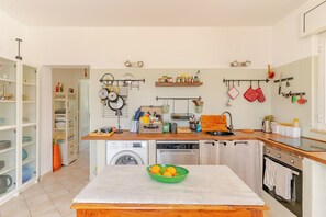 Frigorifero, forno, piano cottura, lavastoviglie